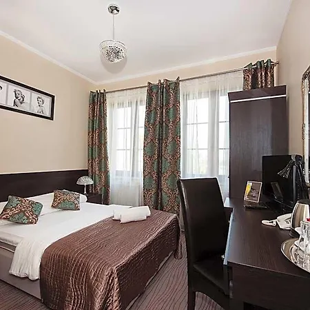 Adriana 3*